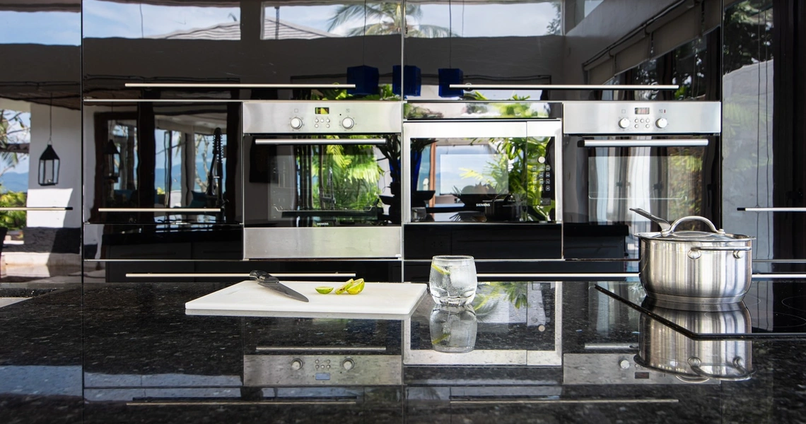 Samui Beachfront Villa Chi - kitchen equipment