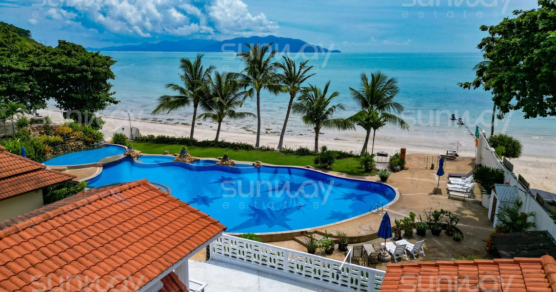 Tongson Beachfront Villa – swimming pool