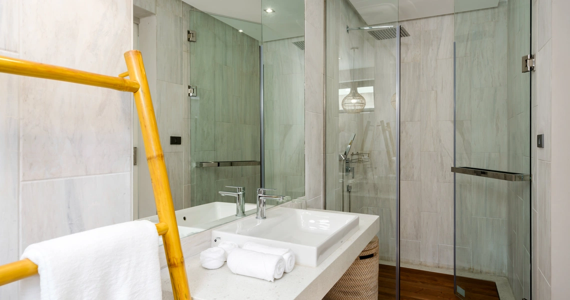 Luxury villas on Samui 5 Bedroom Beachfront Villas in Baan Talay bathroom