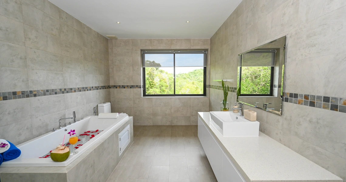 Luxury villas on Samui Villa Kelly 6 Bedroom Seaview Pool Villa bathroom