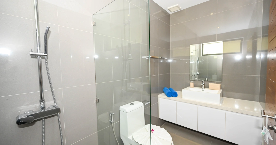 Luxury villas on Samui Villa Kelly 6 Bedroom Seaview Pool Villa bathroom
