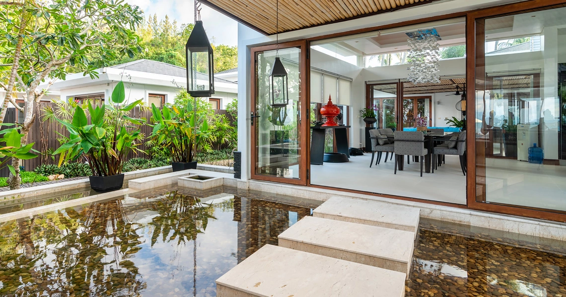 Samui Beachfront Villa Chi - stone path between pavilions