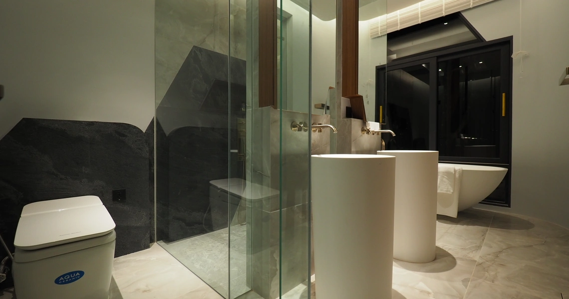 Botanica Ocean Valley - Night time bathroom