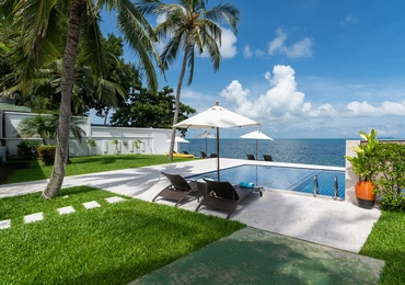 Samui Beachfront Villa Chi - beach lawn