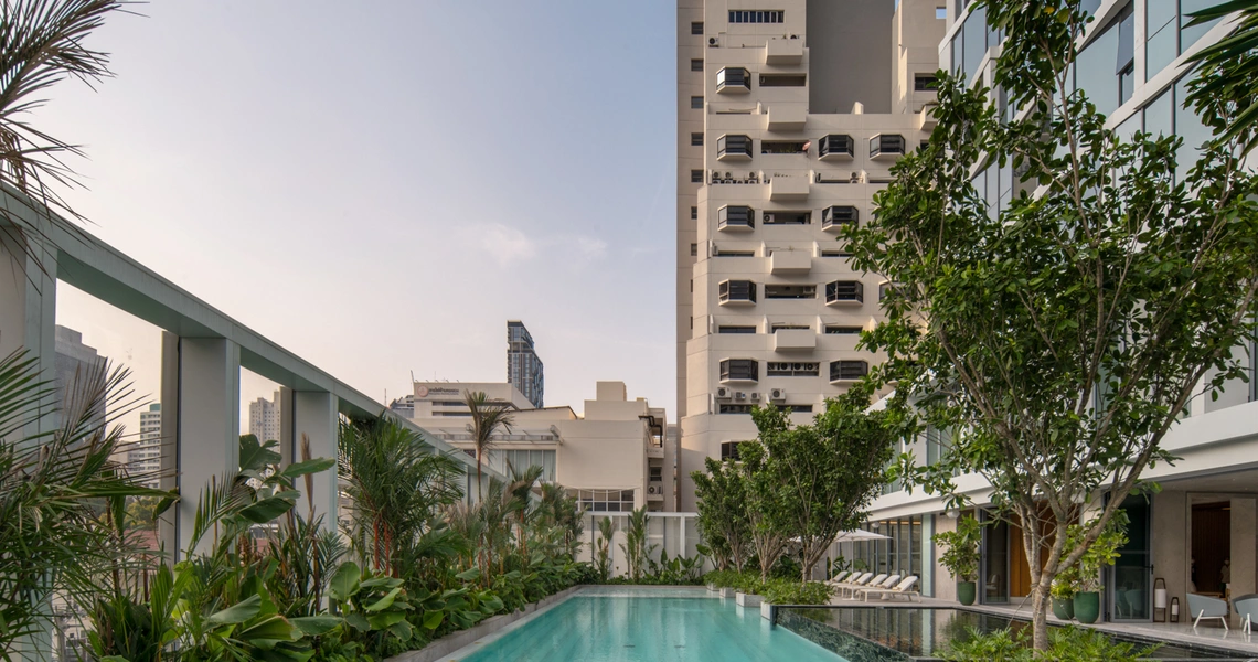 Scope Langsuan ultraluxury Bangkok condo - at the pool